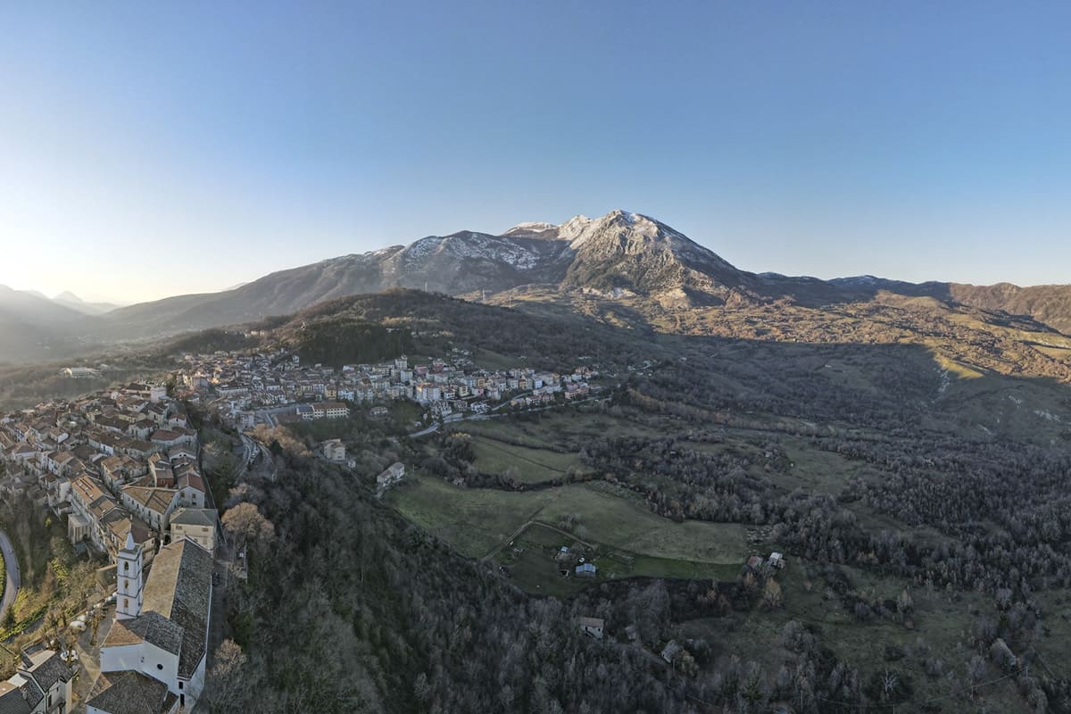 Panorama sul borgo di Latronico e il Monte Alpi