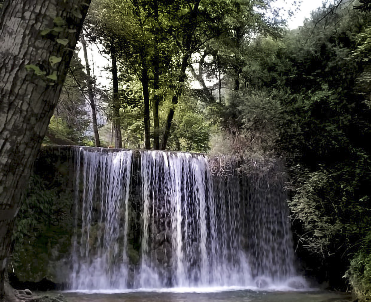 Vista panoramica della Cascata Frà Giovanni immersa nella natura