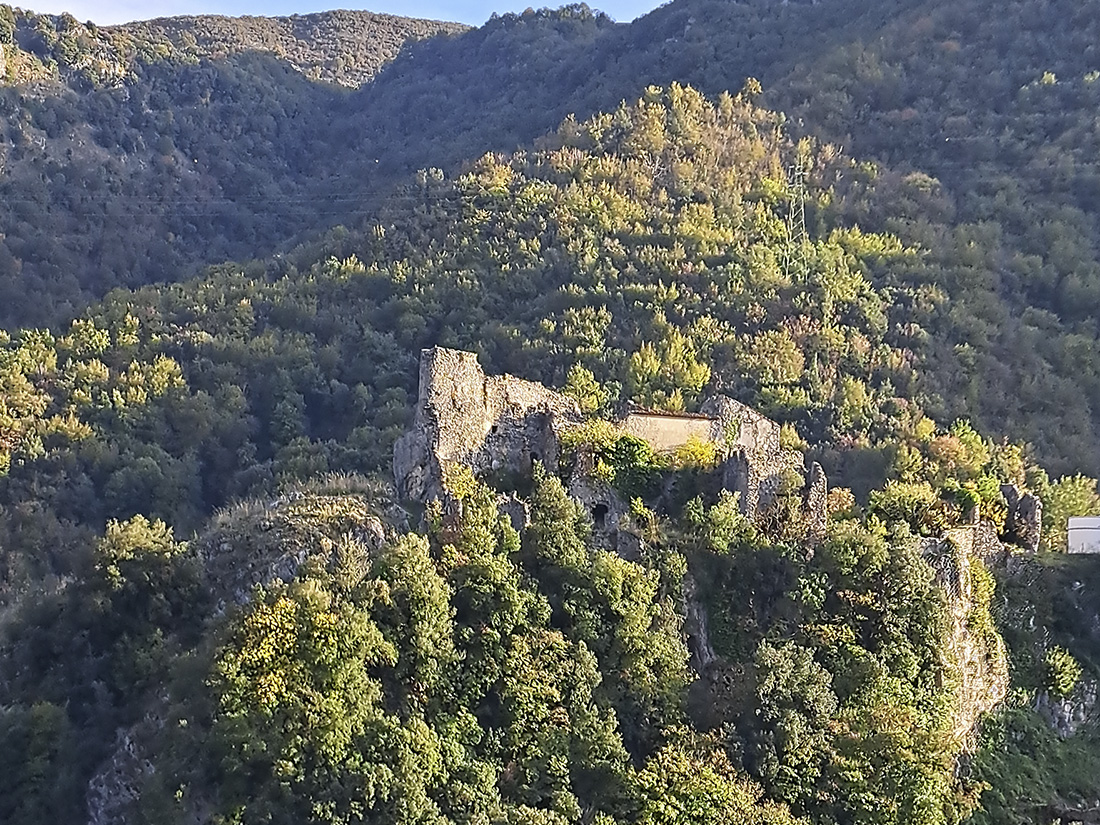 Ruderi del castello di Papasidero &copy;Felice Lucchese