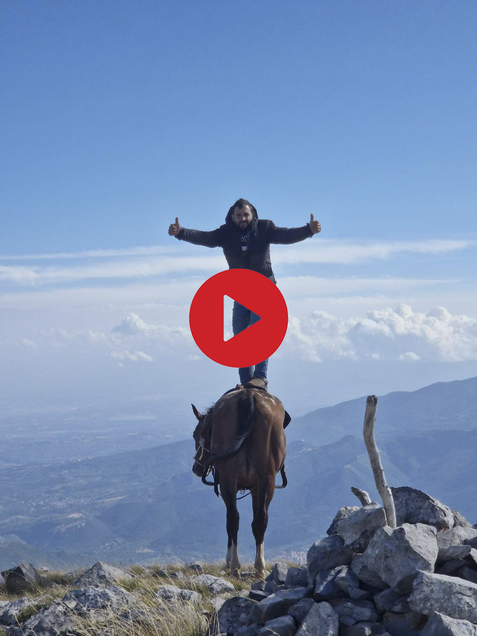 Cavallo e cavaliere su Serra del Prete ©Riccardo Sartori