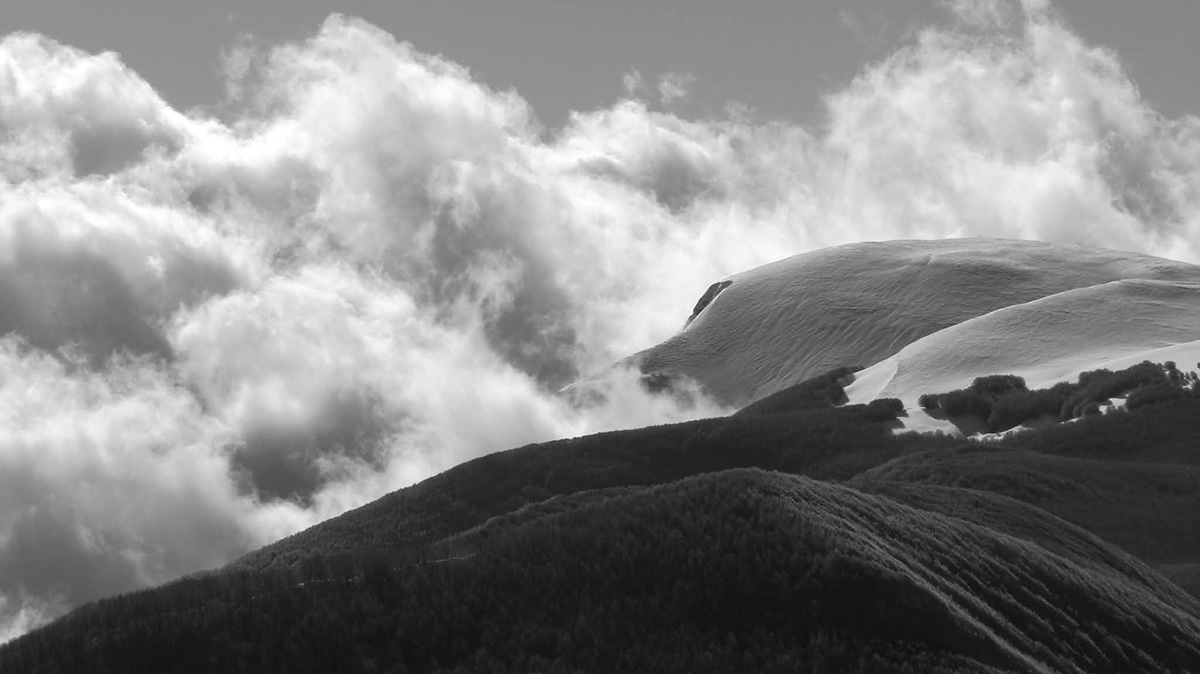 Panorama invernale in bianco e nero del Monte La Mula con cima innevata &copy;Pollinofantastico
