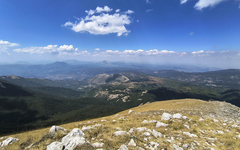 Vista panoramica sulle vette del Massiccio del Pollino dalla cresta di Serra del Prete lungo il sentiero CAI 920