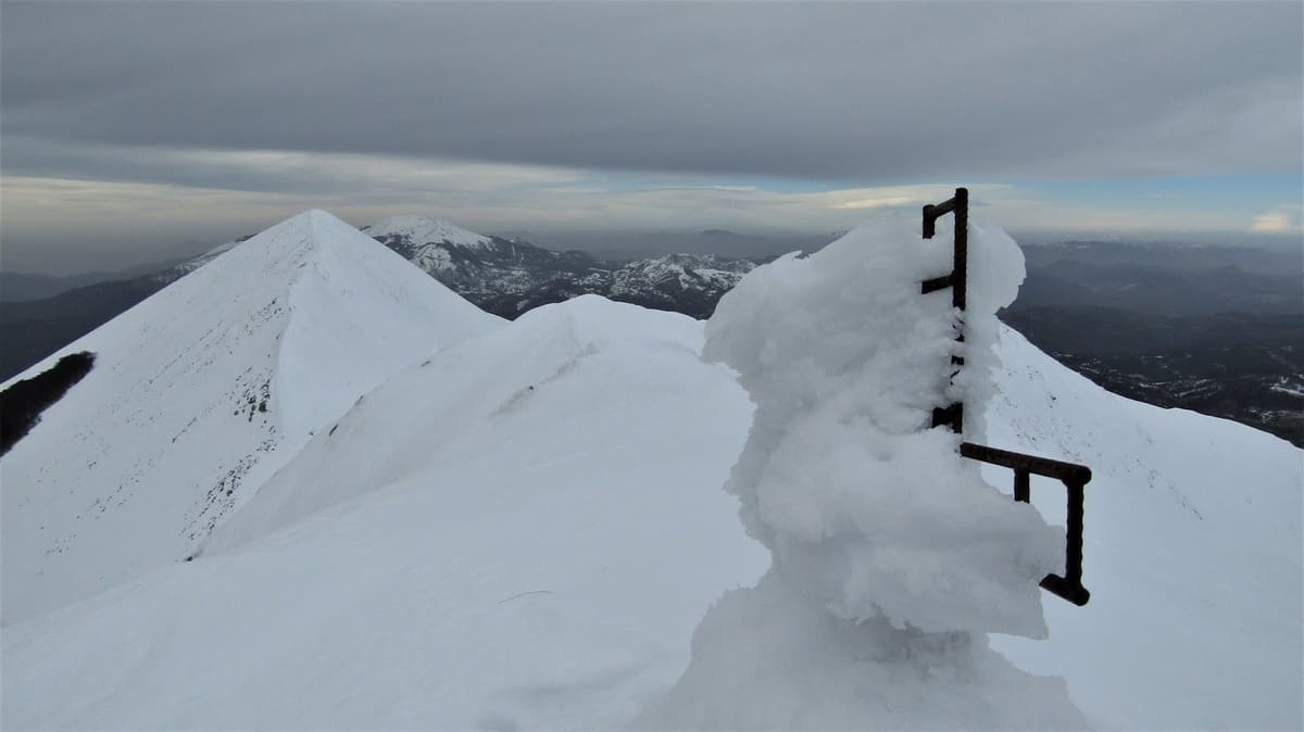La croce sulla vetta del Monte Alpi innevata &copy;pollinofantastico