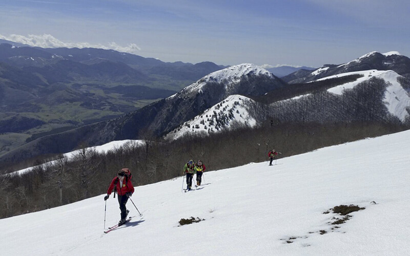 Sciatori in salita lungo i pendii della Cresta Nord di Serra del Prete
