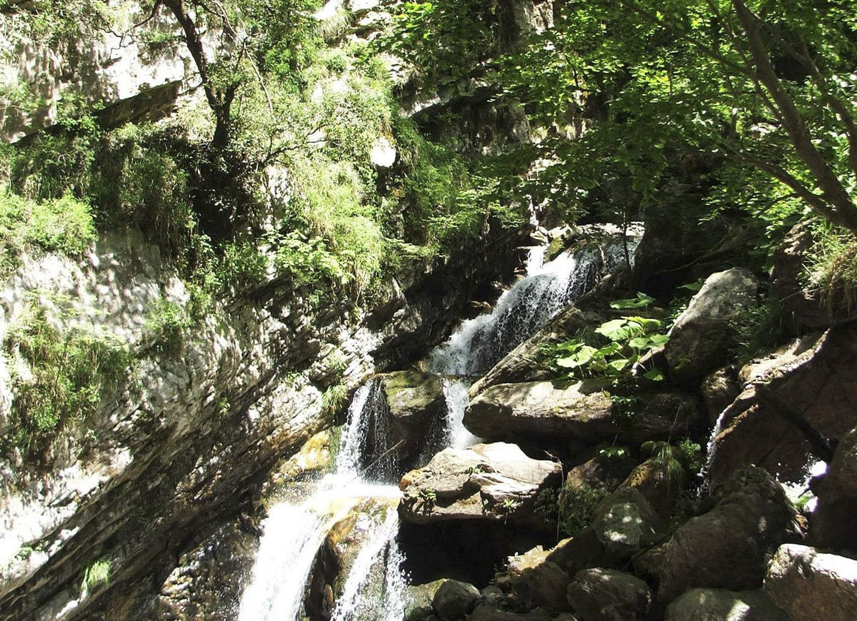 Piccola cascata nel corso della fiumarella di Rossale &copy;Pollinofantastico