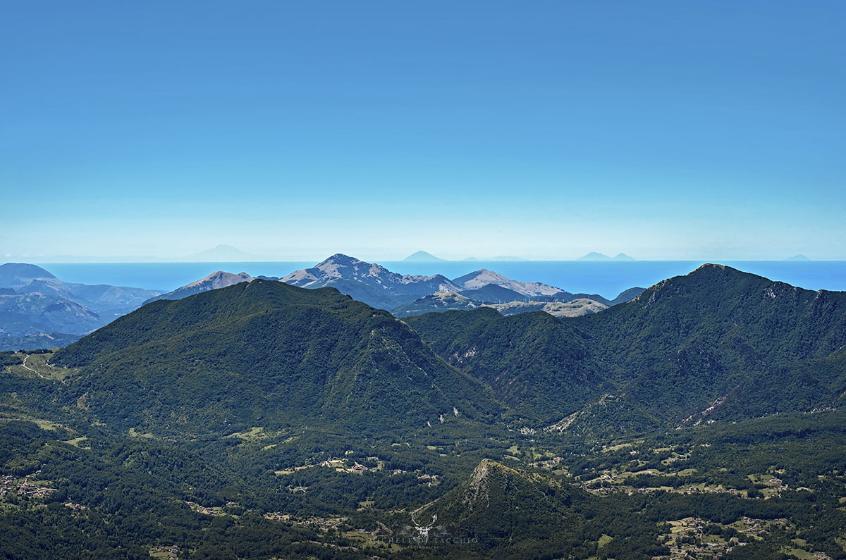 Panorama dal Monte Alpi con vista sui monti Zaccana e Serra la Spina in primo piano, e l'Etna, lo Stromboli e le Isole Eolie visibili all'orizzonte &copy;Michele di Tacchio