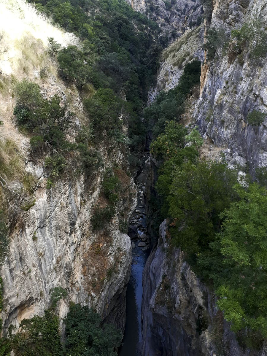 Panorama delle gole basse del torrente Raganello incastonate tra le pareti rocciose di Civita
