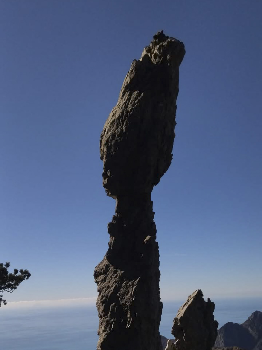 Il Dito del Diavolo, formazione rocciosa a 1700 metri sul Monte Montea &copy;Gruppo Speleo Pollino